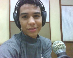 Lázaro Manuel es uno de los jóvenes locutores de la radio tunera